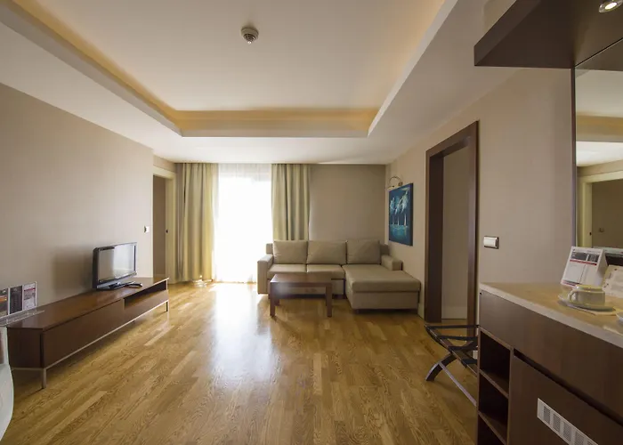 فندق رمادا بلازا انطاليا 5*