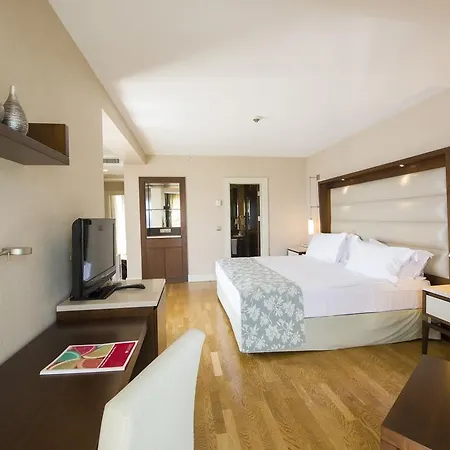 מלון Ramada Plaza אנטליה