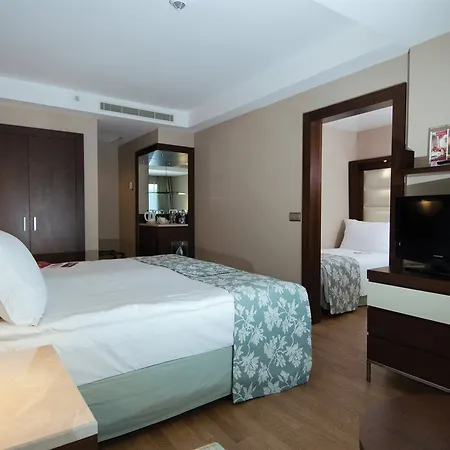 Ramada Plaza מלון 5*