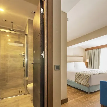Ramada Plaza מלון 5*